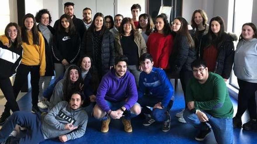 Alumnos, profesores y concejala en la inauguración del curso. // FdV