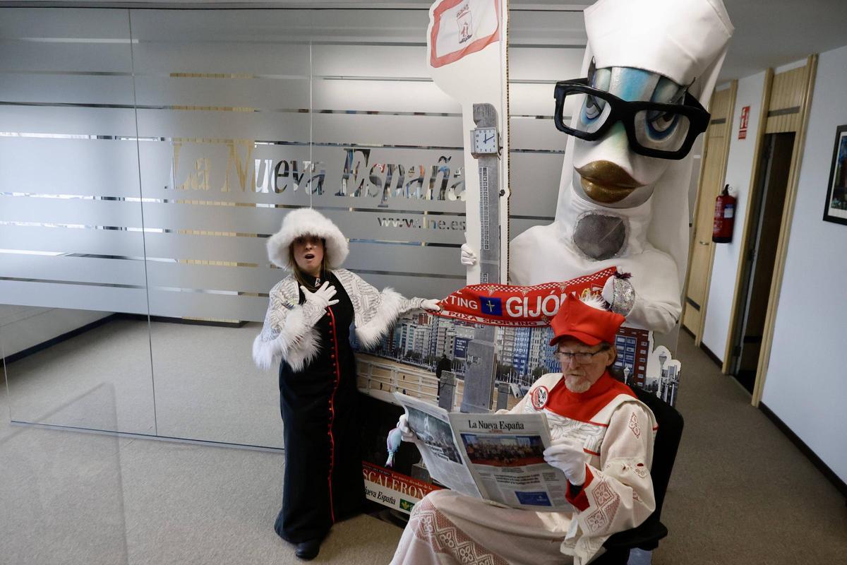 La visita de la sardina del Antroxu a LA NUEVA ESPAÑA de Gijón, en imágenes