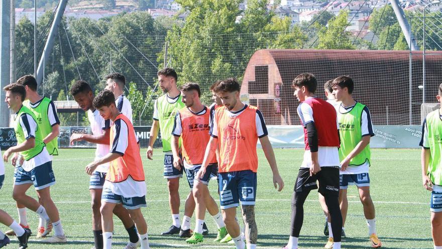 Los entrenamientos en Oira tendrán que lucir hoy ante el Rayo Cantabria en el Santi Gutiérrez. |  // I.OSORIO