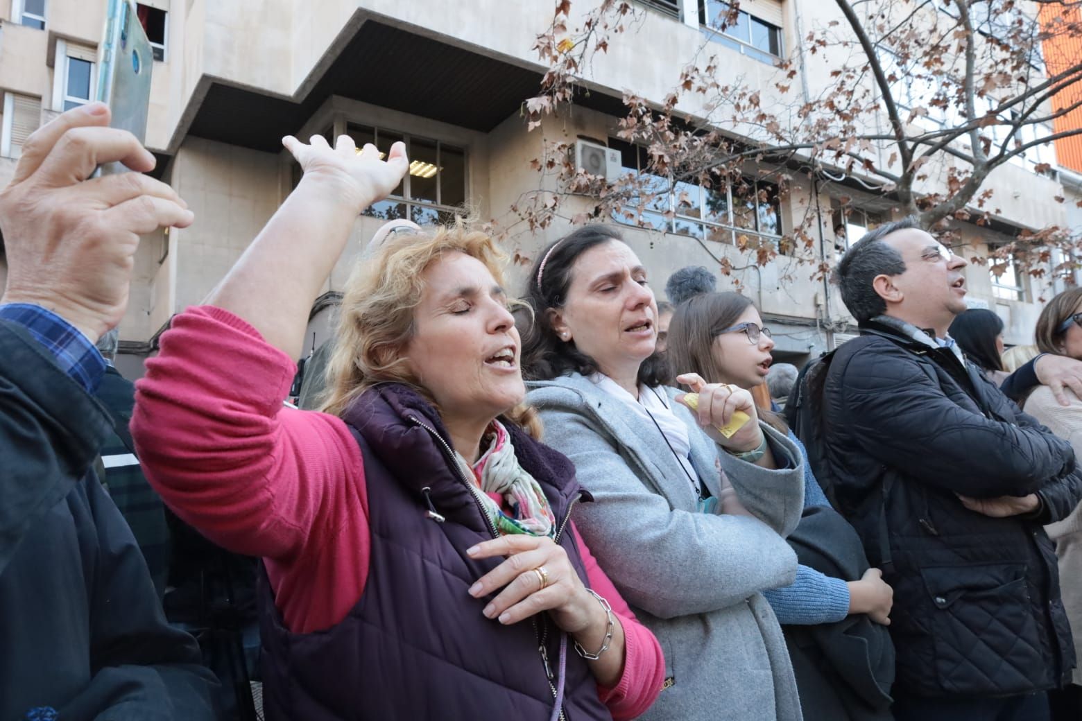 Mujeres rezan durante la retirada de la cruz del Ribalta.