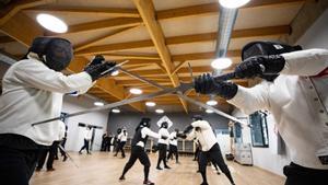 Barcelona. 06.04.2019. luchar como en Juego de tronos. En Duo Bellum hacen esgrima histórica. Clase de espada larga (en plan medieval). Foto Robert Ramos