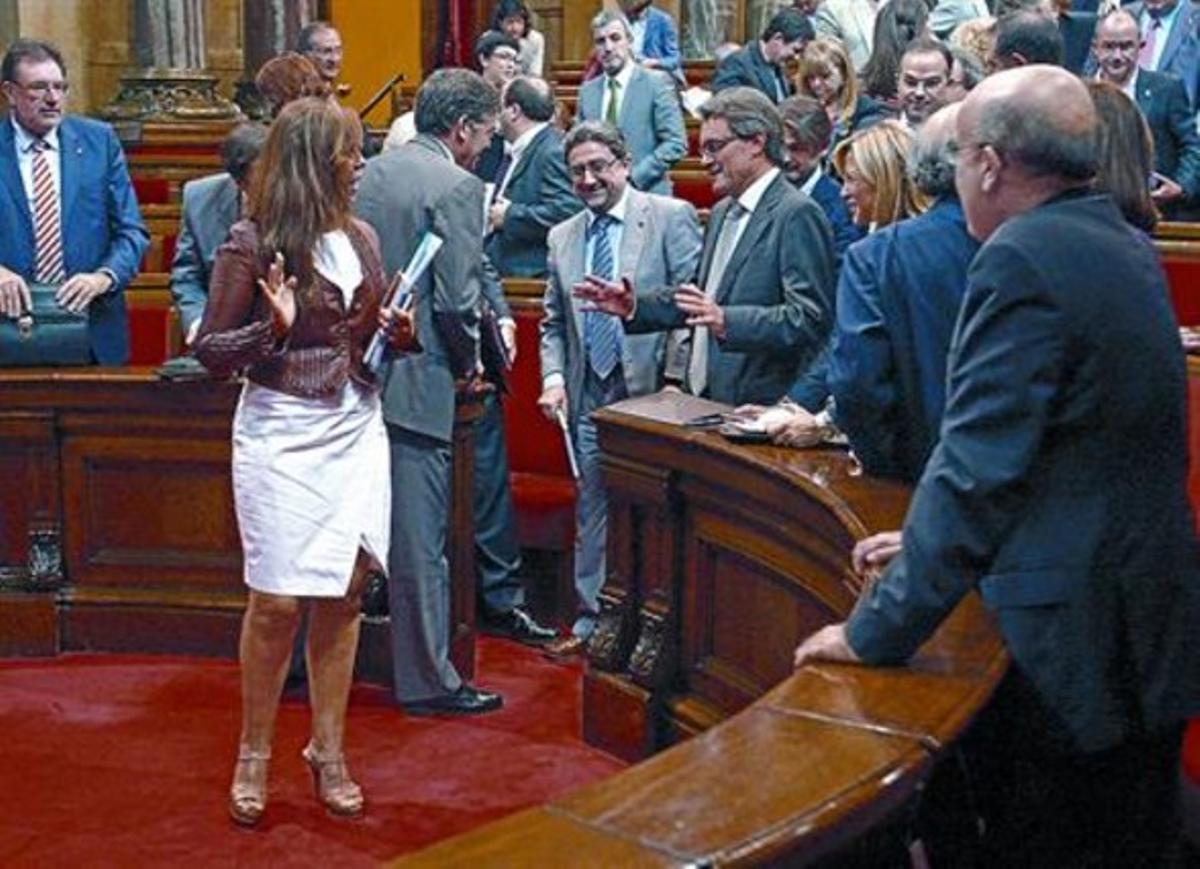 Distensió 8 Artur Mas i la presidenta del PPC, Alicia Sánchez-Camacho, distesos al final de la sessió.