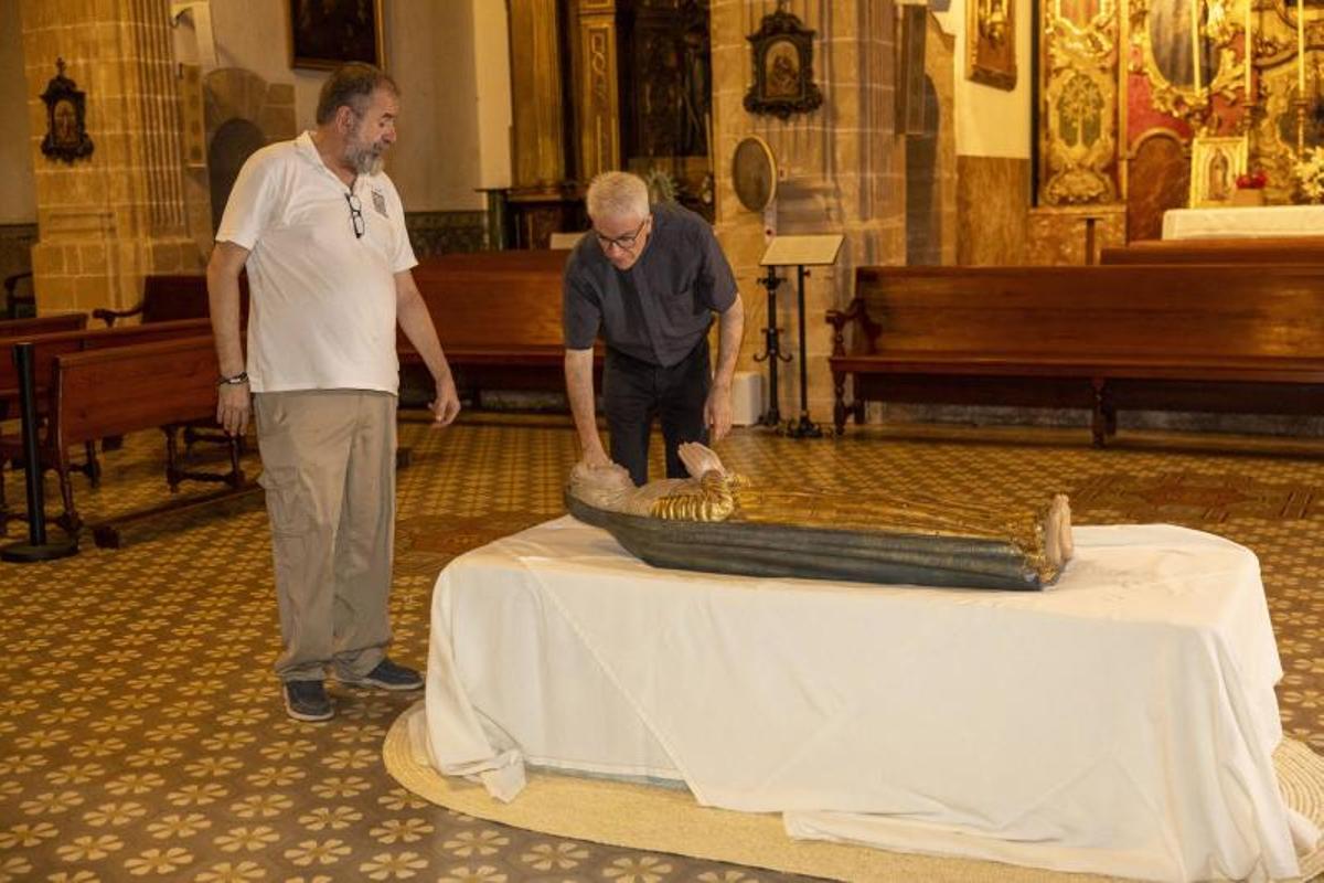 MN. Nadal Bernat junto a su obra