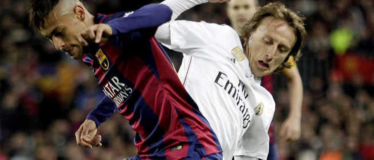 El futbolista croata Luka Modric presiona al brasileño del Barça Neymar.