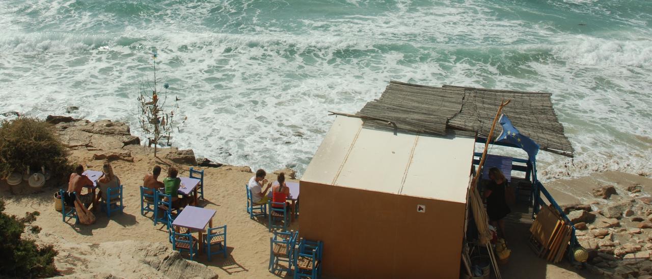 El kiosco Bartolo, en la orilla de es Copinar, último recodo de la playa de Migjorn.