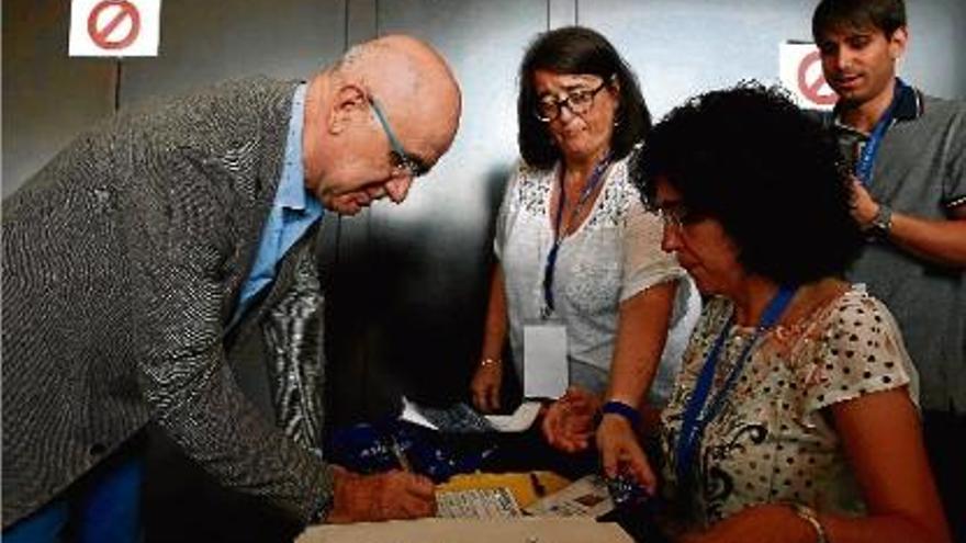 El líder d&#039;Unió, Josep Antoni Duran i Lleida, ahir, acreditant-se en el consell nacional del partit.