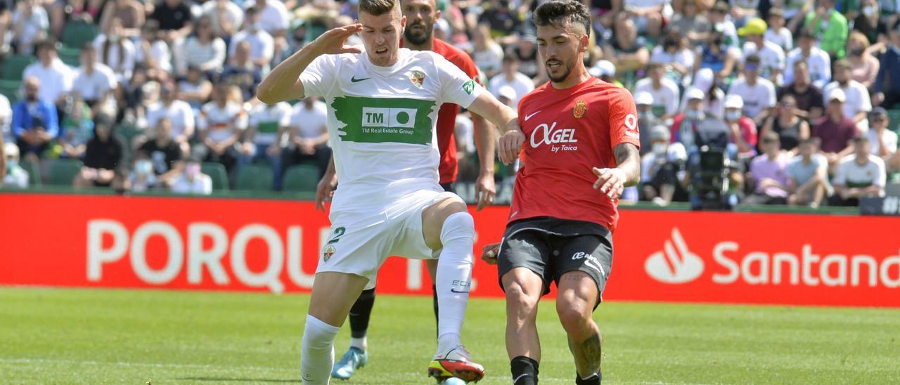 Antonio Sánchez disputa el balón a un jugador del Elche, la pasada temporada en el Martínez Valero.