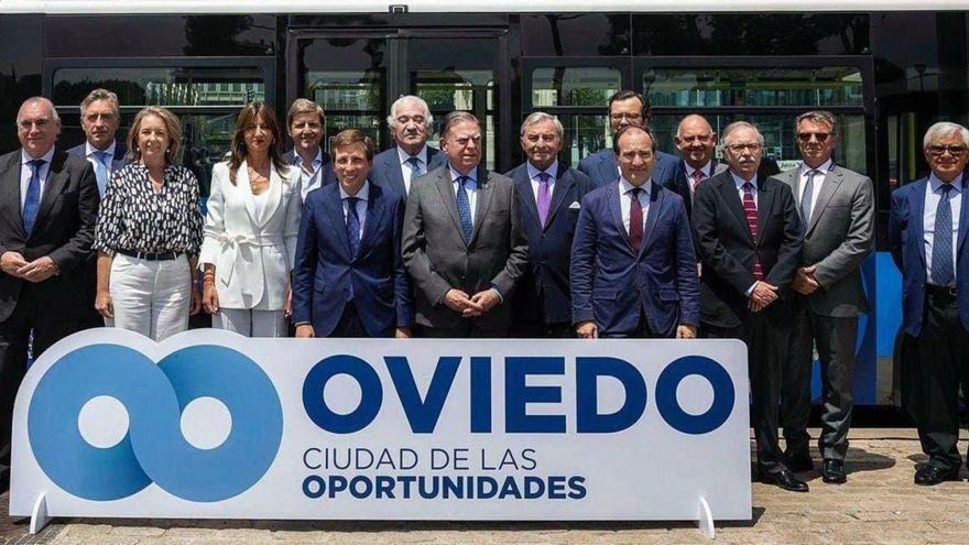 Por la izquierda, Alfonso Sánchez, Enno Drofenik, Cayetana Hernández, Leticia González, Pedro Sainz de Baranda, José Luis Martínez-Almeida, José Bogas, Alfredo Canteli, Javier Vega de Seoane, Borja Carabante, Alejandro Abascal (detrás), Jorge Sánchez, Bernardo Fernández, Juan Escriña y Avelino Acero, ayer, en la plaza de Colón, durante la presentación de la campaña «Oviedo, ciudad de las oportunidades». | AO