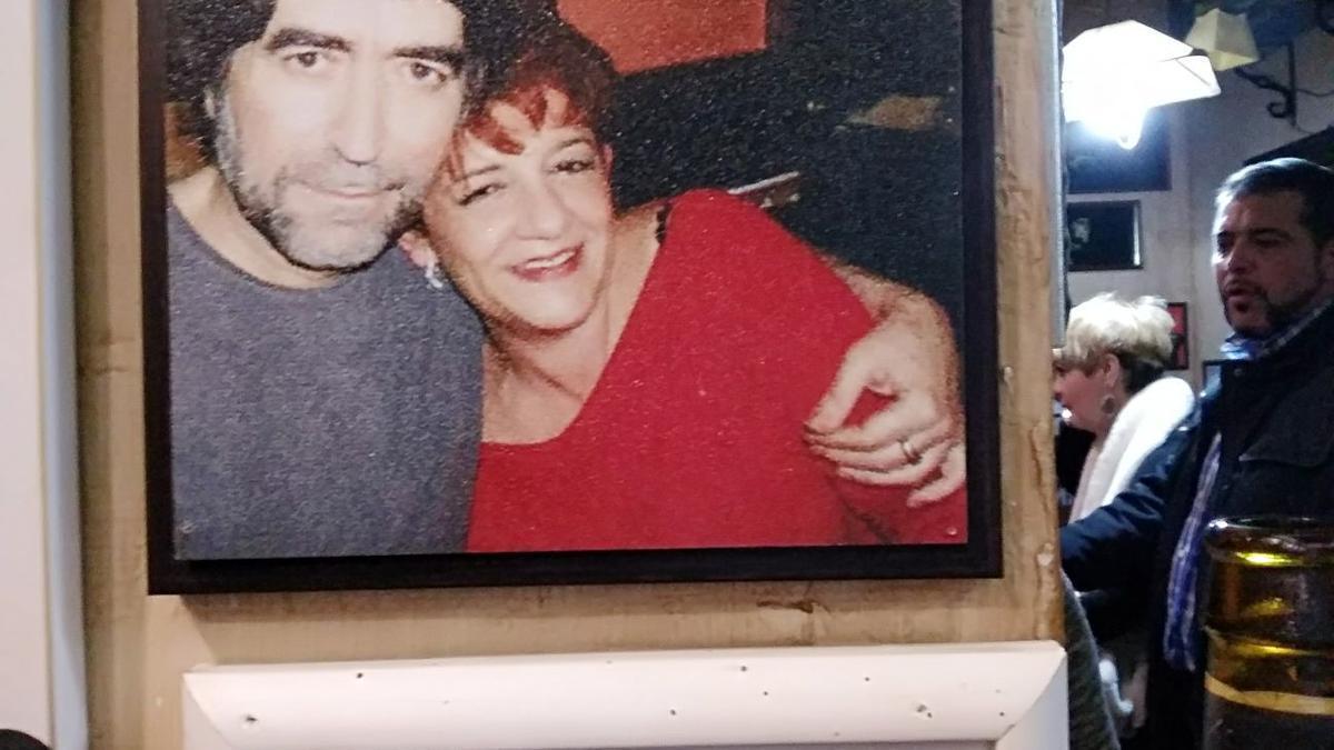 Joaquín Sabina y Virtudes Antero &#039;Chispa&#039; posan juntos.