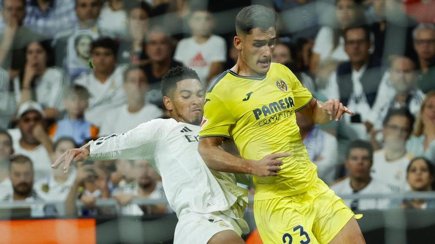 Bellingham presiona a Sergi Cardona en el Santiago Bernabéu.