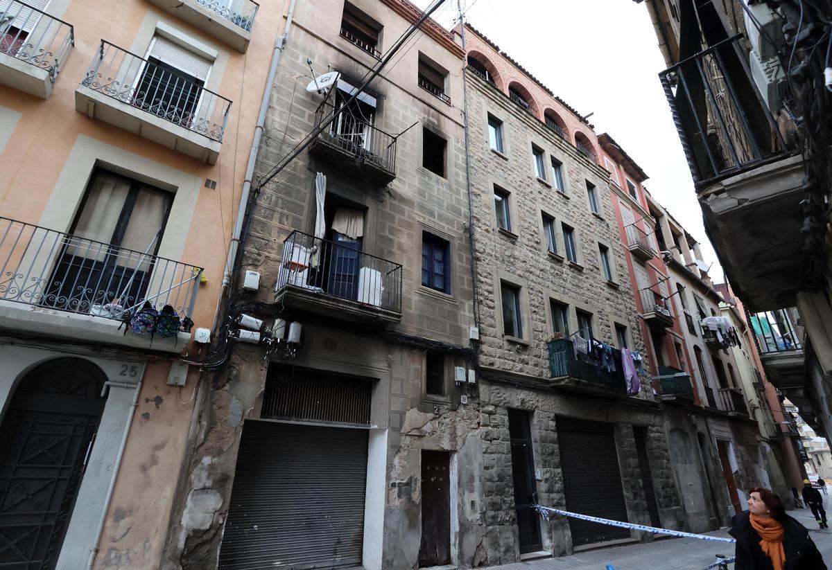 El dia després de l'incendi d'un habitatge del carrer Santa Llúcia de Manresa