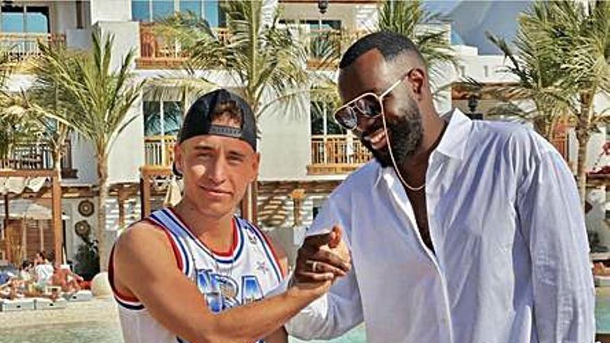 Emre Mor, en Dubai, con Gims.