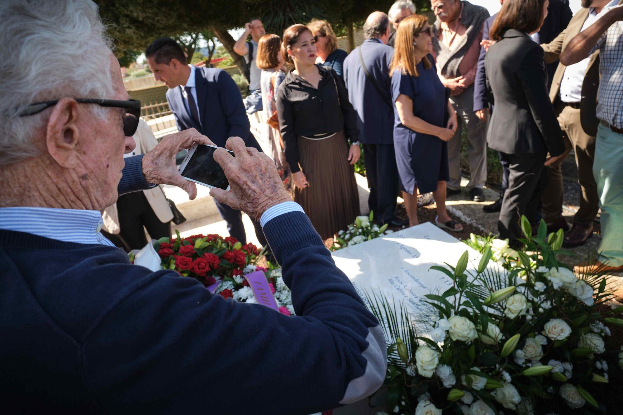 Entierro de los restos recuperados del físico Blas Cabrera Felipe en el cementerio de San Luis, La Laguna