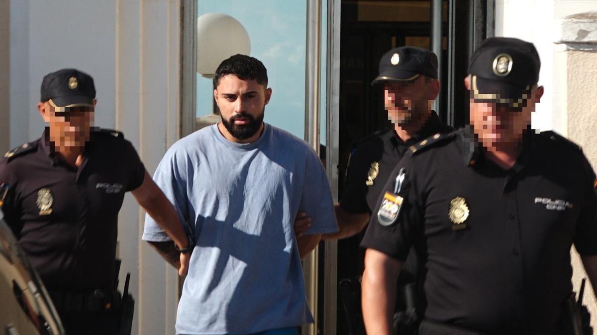 El arrestado al sacarlo la policía nacional de la comisaría de Dénia para llevarlo al juzgado.
