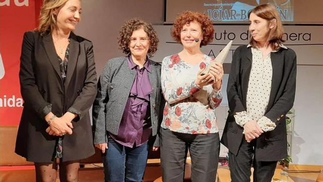 Por la izquierda, Beatriz González, viceconsejera de Derechos Ciudadanos; Delia Campomanes, diputada de IU; Icíar Bollaín, y Ruth Rodríguez, coordinadora de IU en Llanera, tras la entrega del premio.  | L. P.