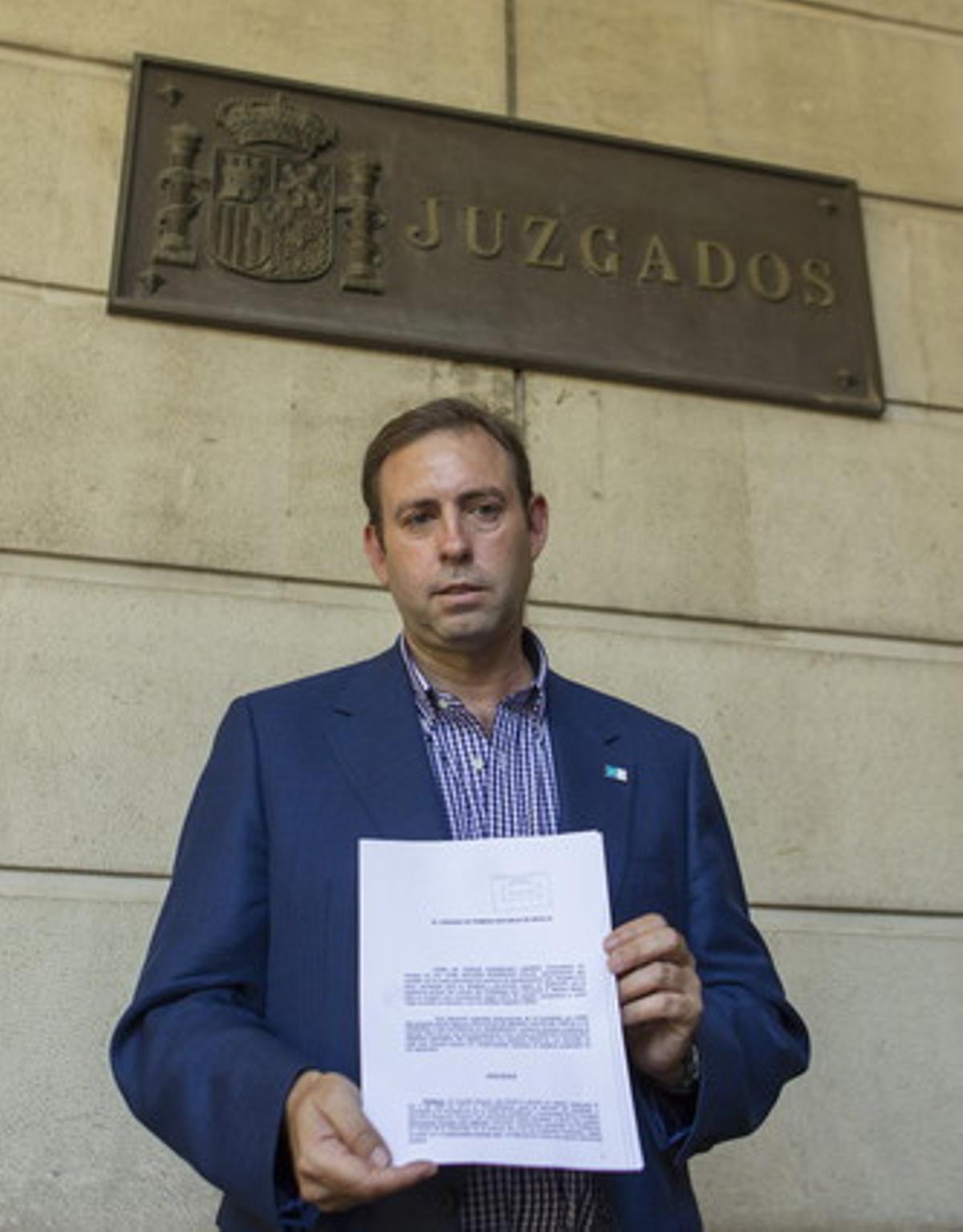L’alcalde de Jun als jutjats de Sevilla després de presentar una demanda perquè se suspengui el procés de primàries al PSOE-A. L’alcalde de Jun als jutjats de Sevilla després de presentar una demanda perquè se suspengui el procés de primàries al PSOE-A.