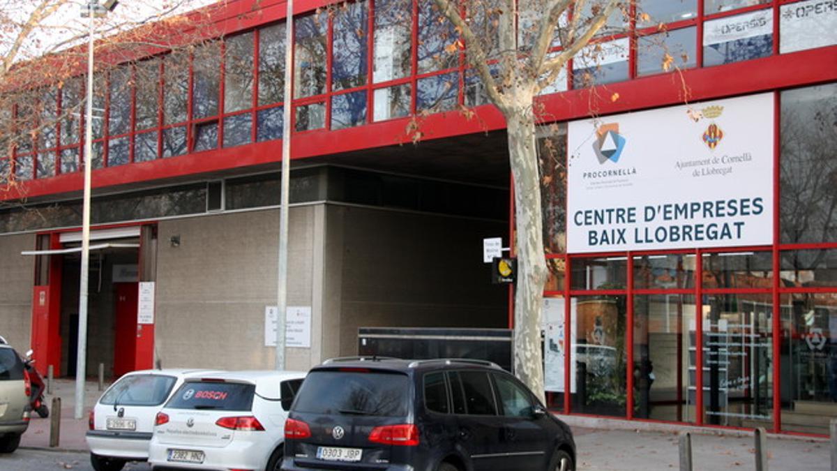 Imagen exterior del Centre d'Empreses del barrio de la Almeda de Cornellà de Llobregat.