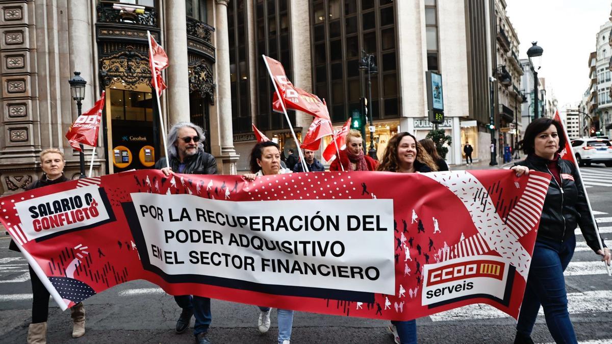 Los empleados de banca protestan ante la sedes de las entidades en València para reclamar una subida de sueldo