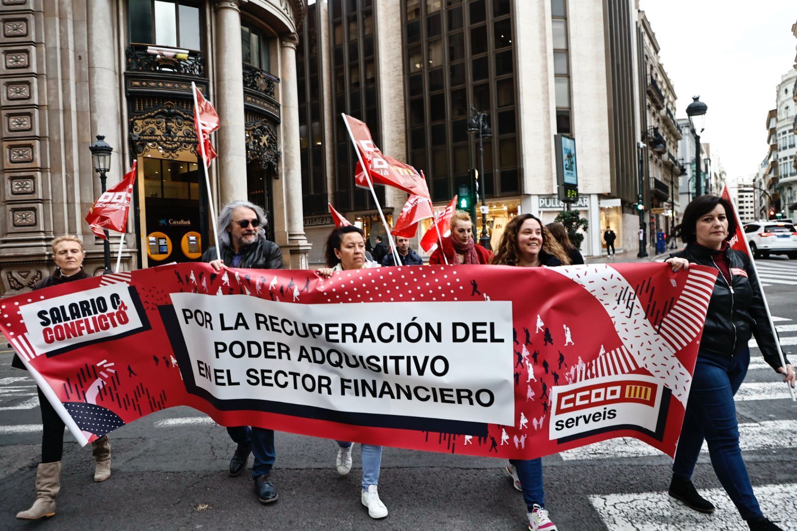 Los empleados de banca protestan ante la sedes de las entidades en València para reclamar una subida de sueldo