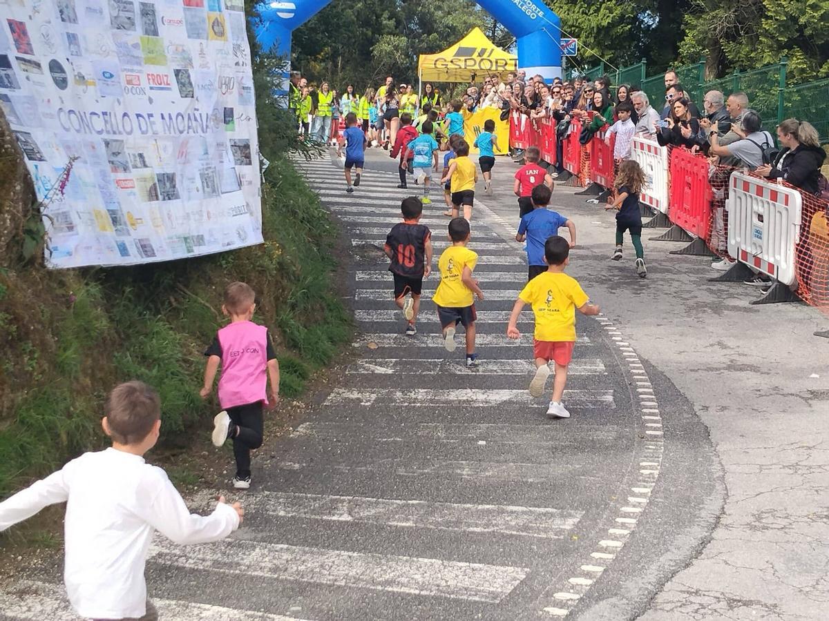 Corrieron en las inmediaciones del colegio por el Monte dos Remedios, conjugando deporte y naturaleza