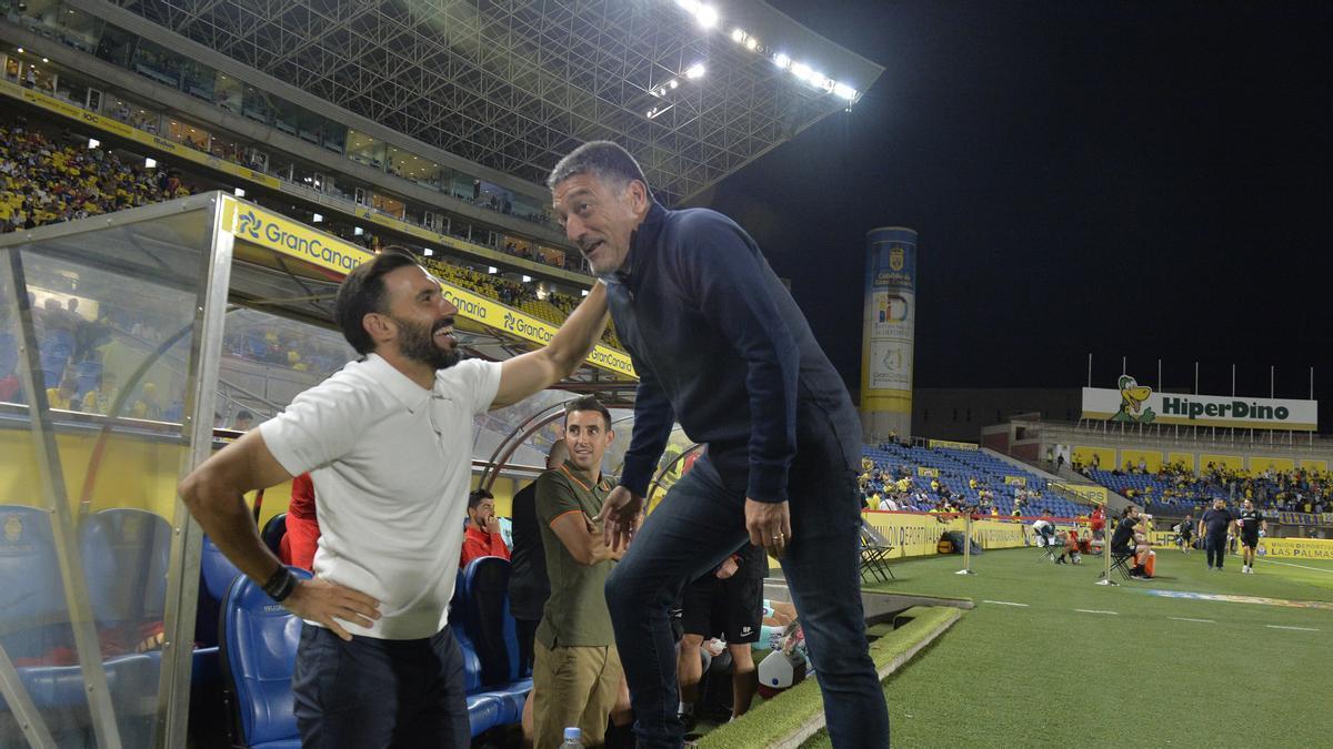 Eder Sarabia y García Pimienta se saludan durante la visita del primero al Estadio de Gran Canaria