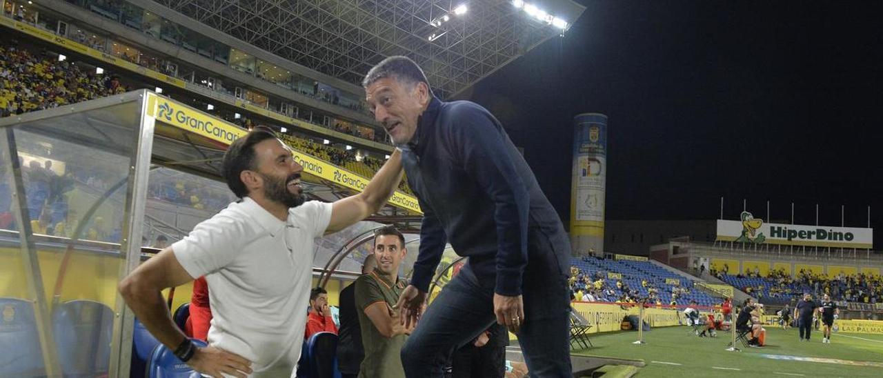 Eder Sarabia y García Pimienta se saludan durante la visita del primero al Estadio de Gran Canaria