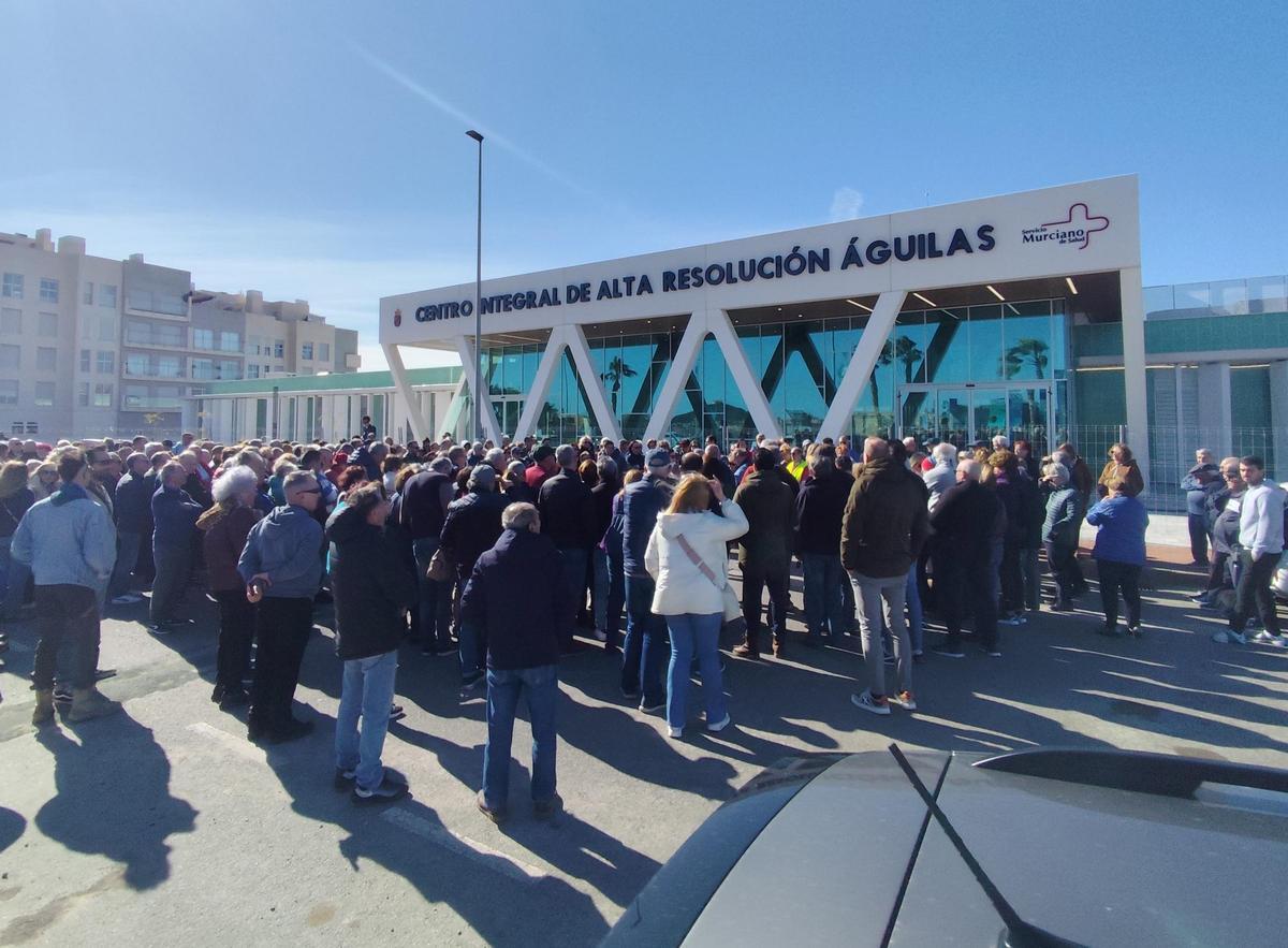Los aguileños se concentran en frente del Centro Integral de Alta Resolución
