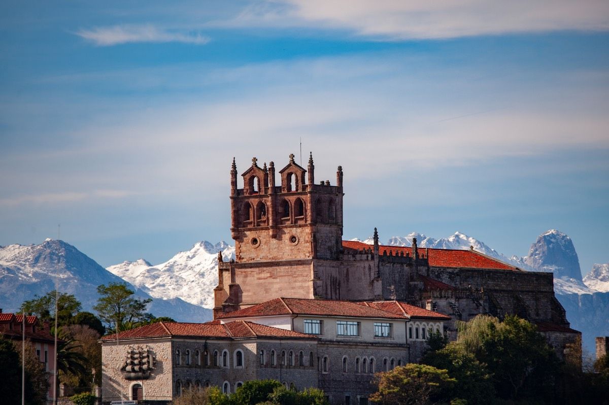 La iglesia de Santa María de los Ángeles con los Picos de Europa de fondo