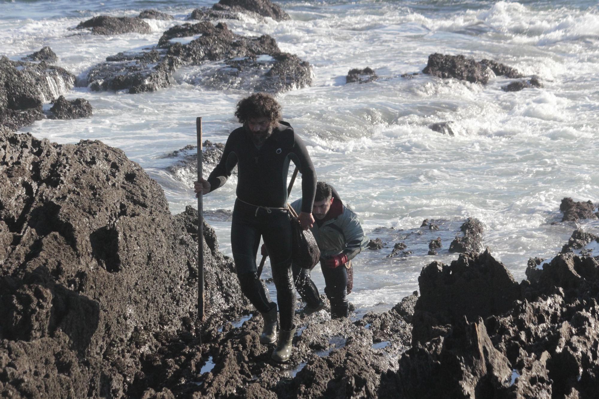 Percebeiros de Cangas vuelven al "manicomio" de la Costa da Vela