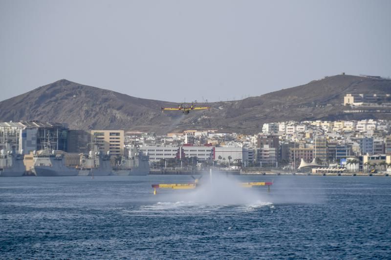 25-02-20 LAS PALMAS DE GRAN CANARIA. BAHIA DE LA CAPITAL. LAS PALMAS DE GRAN CANARIA. Amerizaje de los hidroaviones en la bahia capitalina para recoger agua.    Fotos: Juan Castro.  | 25/02/2020 | Fotógrafo: Juan Carlos Castro