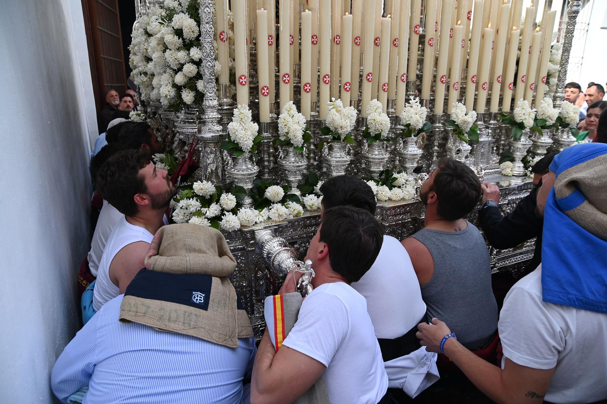 La Plaza de Capuchinos da salida a la Hermandad de la Sangre