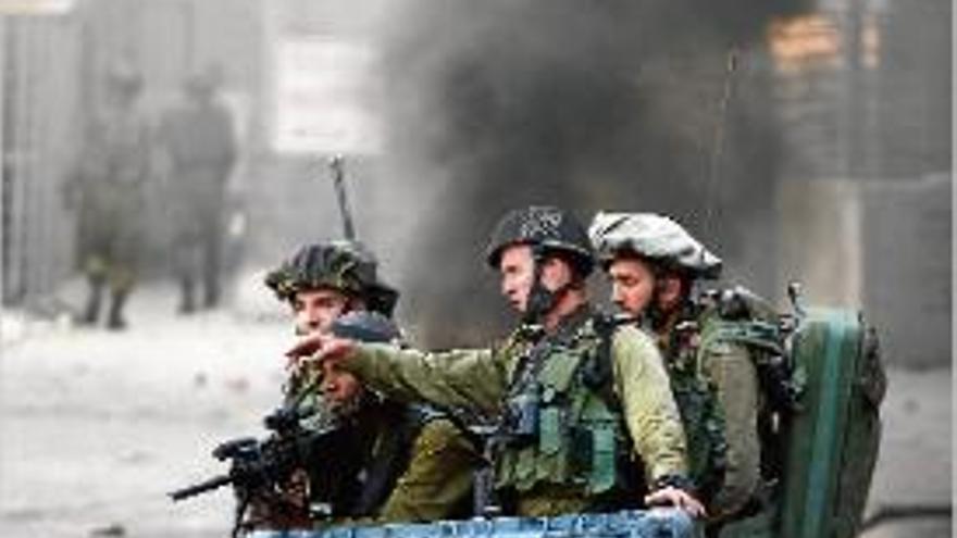 Soldats israelians durant els enfrontaments amb palestins.