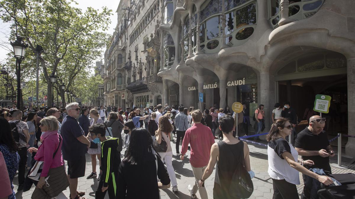 Ambiente en el paseo de Gràcia la pasada Semana Santa.