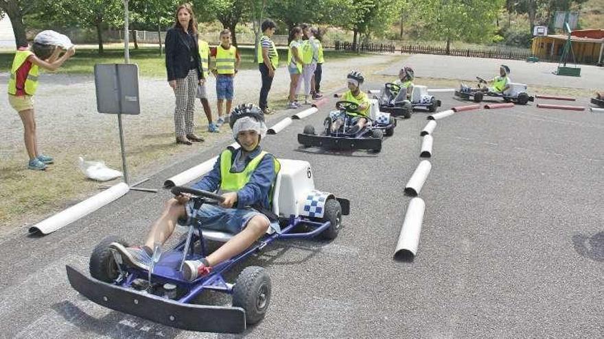 Los escolares, en el circuito de karts de la DGT. // Santos Álvarez