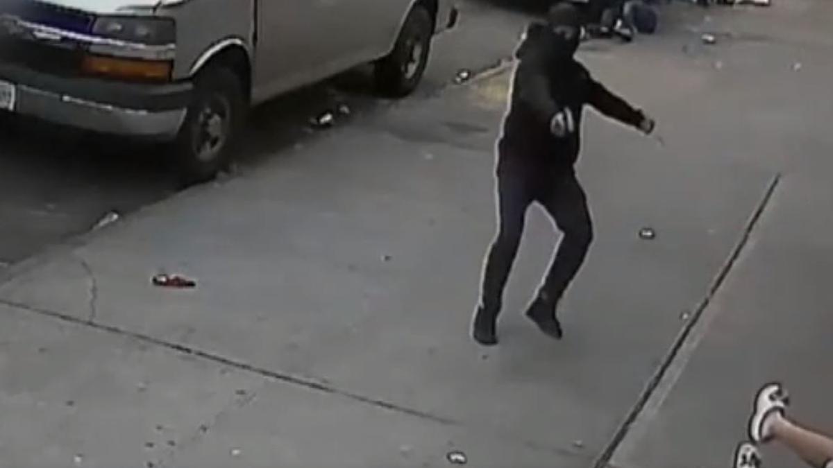 Impactantes imágenes de un tiroteo en el barrio neoyorquino del Bronx: la víctima se escuda en dos niños