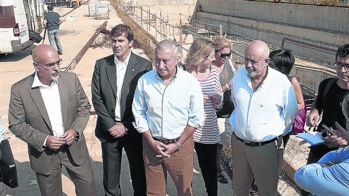 El dimitido Antonio Gutiérrez (con las manos a la espalda), con Gómez Pomar (centro), el 4 de octubre en Girona.