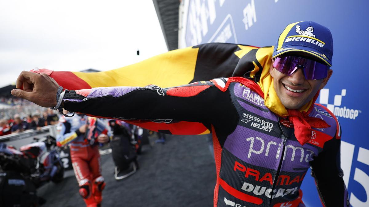 Gran Premio de Francia. El piloto español Jorge Martín se dirige al podio tras ganar en MOTOGP.Le Mans (France), 12/05/2024.- Spanish MotoGP rider Jorge Martin of Prima Pramac Racing team celebrates after winning the MotoGP race at the French Motorcycling Grand Prix in Le Mans, France, 12 May 2024. (Motociclismo, Ciclismo, Francia) EFE/EPA/YOAN VALAT. MOTOCICLISMO.