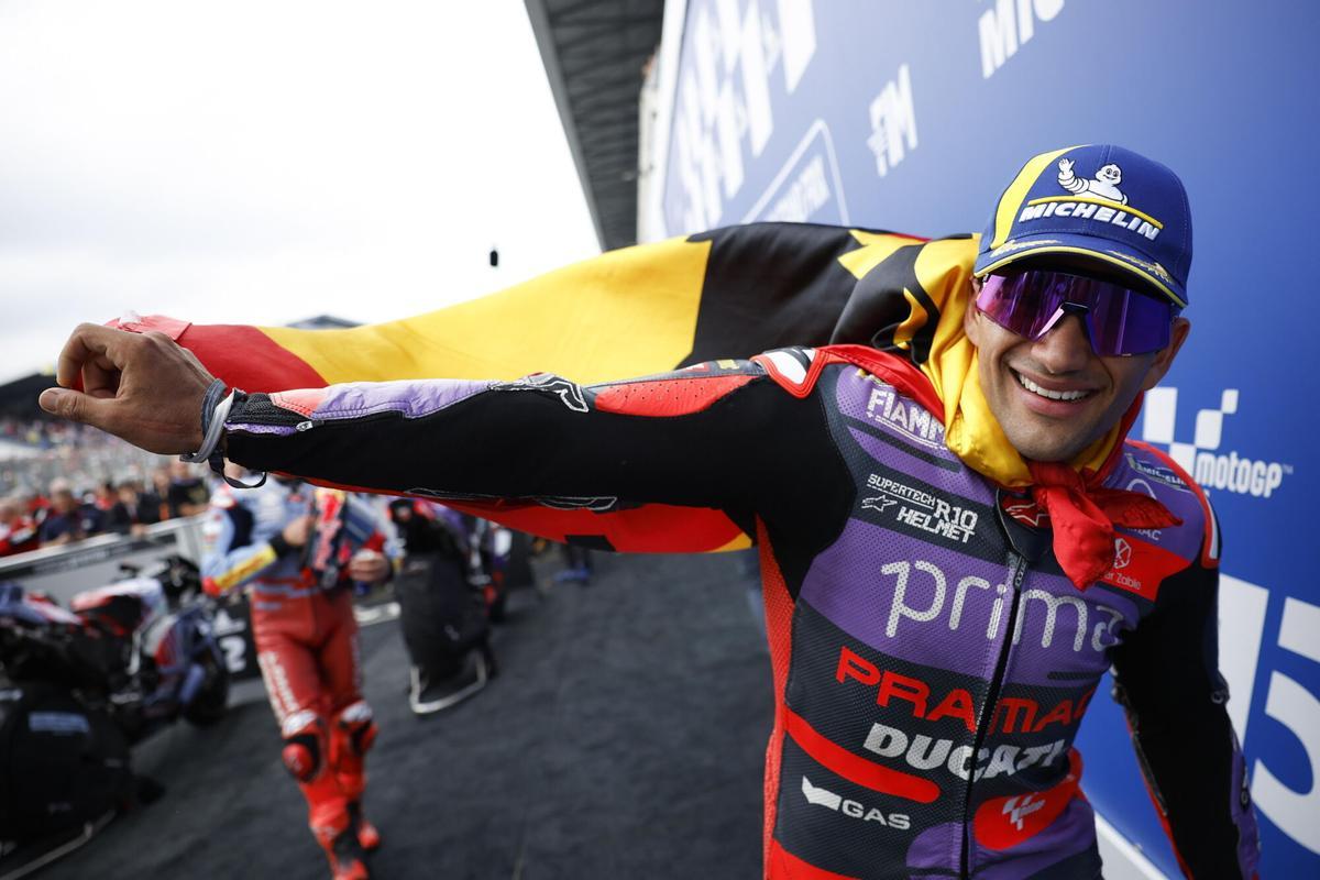 Gran Premio de Francia. El piloto español Jorge Martín se dirige al podio tras ganar en MOTOGP.Le Mans (France), 12/05/2024.- Spanish MotoGP rider Jorge Martin of Prima Pramac Racing team celebrates after winning the MotoGP race at the French Motorcycling Grand Prix in Le Mans, France, 12 May 2024. (Motociclismo, Ciclismo, Francia) EFE/EPA/YOAN VALAT. MOTOCICLISMO.
