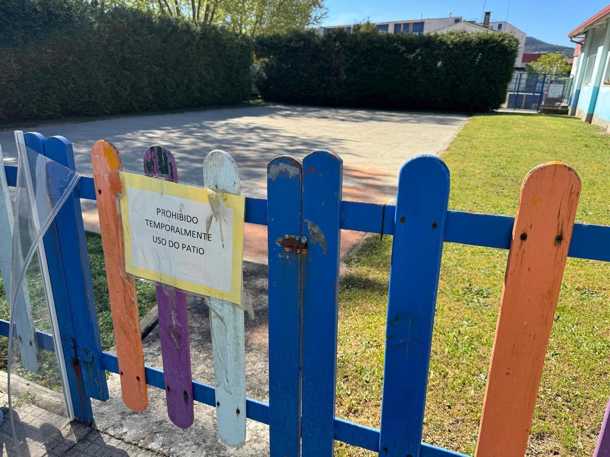 El patio exterior de la guardería no puede ser utilizado por falta de un suelo apropiado.