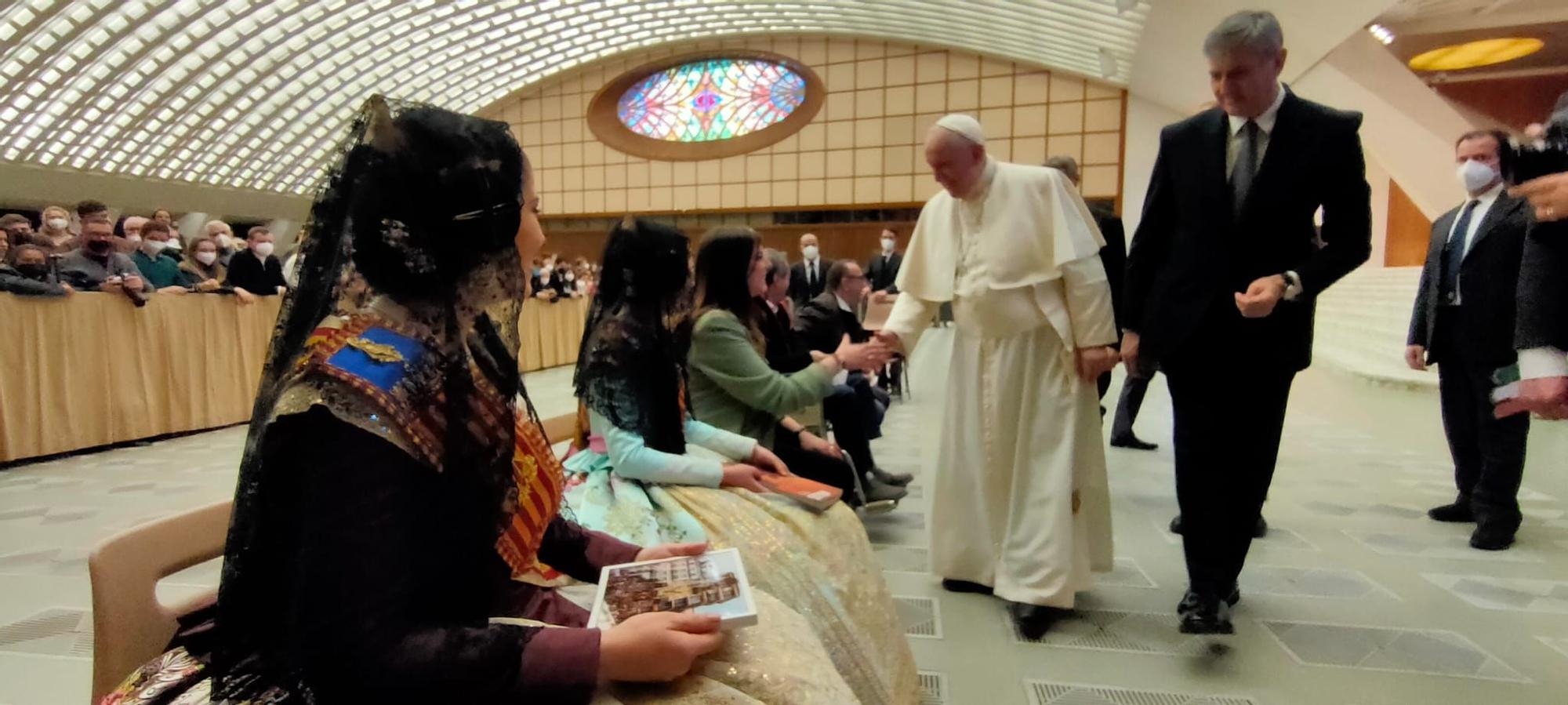 Extra Fallas Levante-EMV. Momento histórico: el papa Francisco recibe a las falleras mayores de València