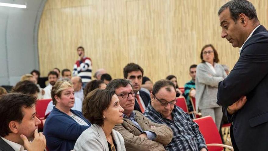 Fernando Lastra habla con la consejera de Hacienda, Dolores Carcedo, y el consejero de Industria, Francisco Blanco, en presencia de Eduardo Donaire y de Valentín Prieto, ayer, antes del inicio de la reunión que tuvo lugar en el salón de actos de la nueva sede de la FSA, en Oviedo.