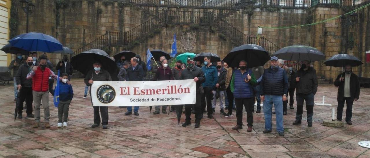 Pescadores de “El Esmerillón”, concentrados ayer frente al Ayuntamiento de Piloña, en Infiesto.