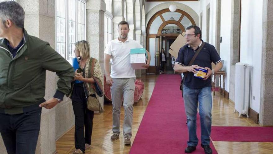 Una comisión judicial ordenada por De Lara en un registro en la Diputación de Lugo el verano pasado.