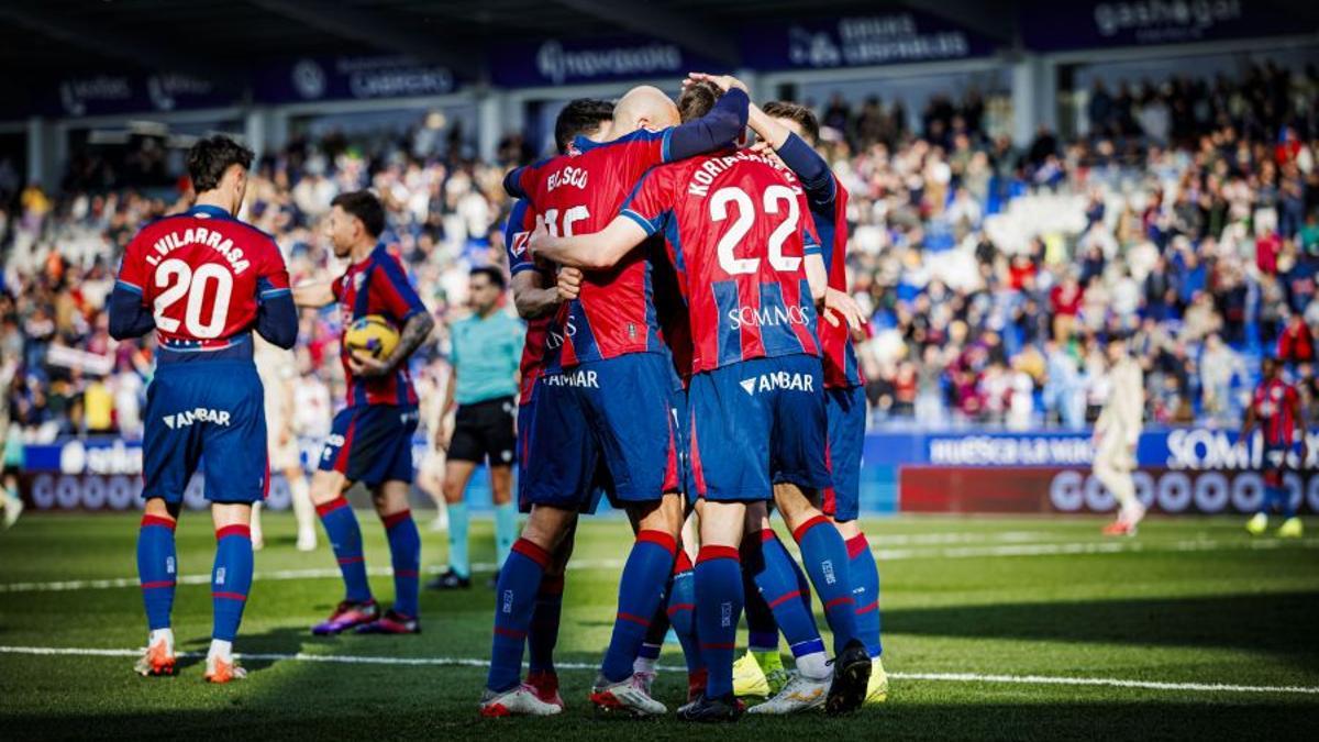 Los jugadores del Huesca celebran uno de sus goles de esta temporada en El Alcoraz.
