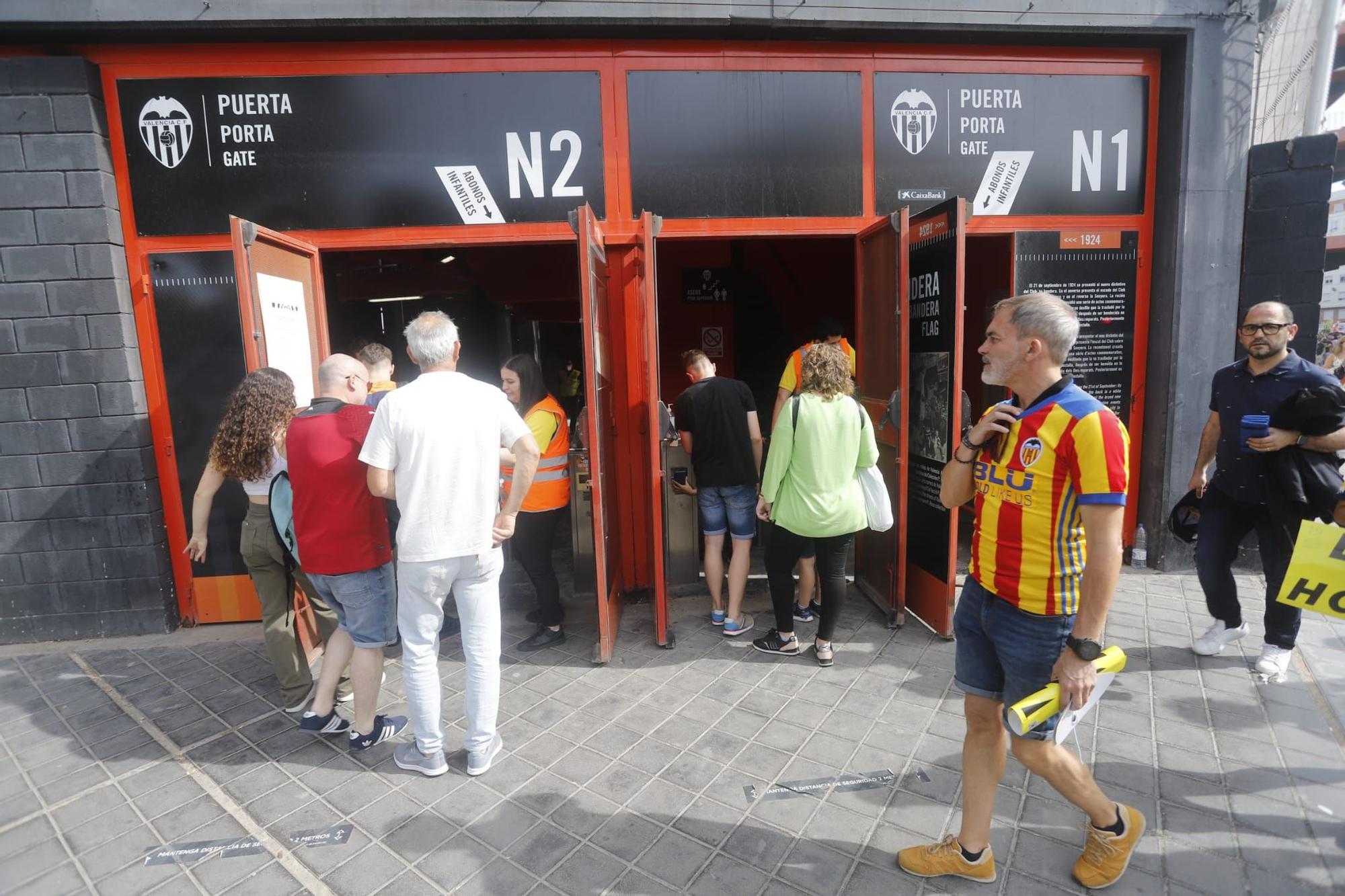 La afición del Valencia CF grita contra Meriton