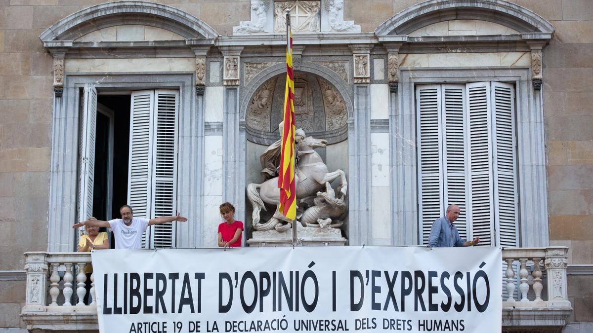 Imatge d&#039;arxiu de la segona pancarta a la façana de la Generalitat pels presos de l&#039;1-O