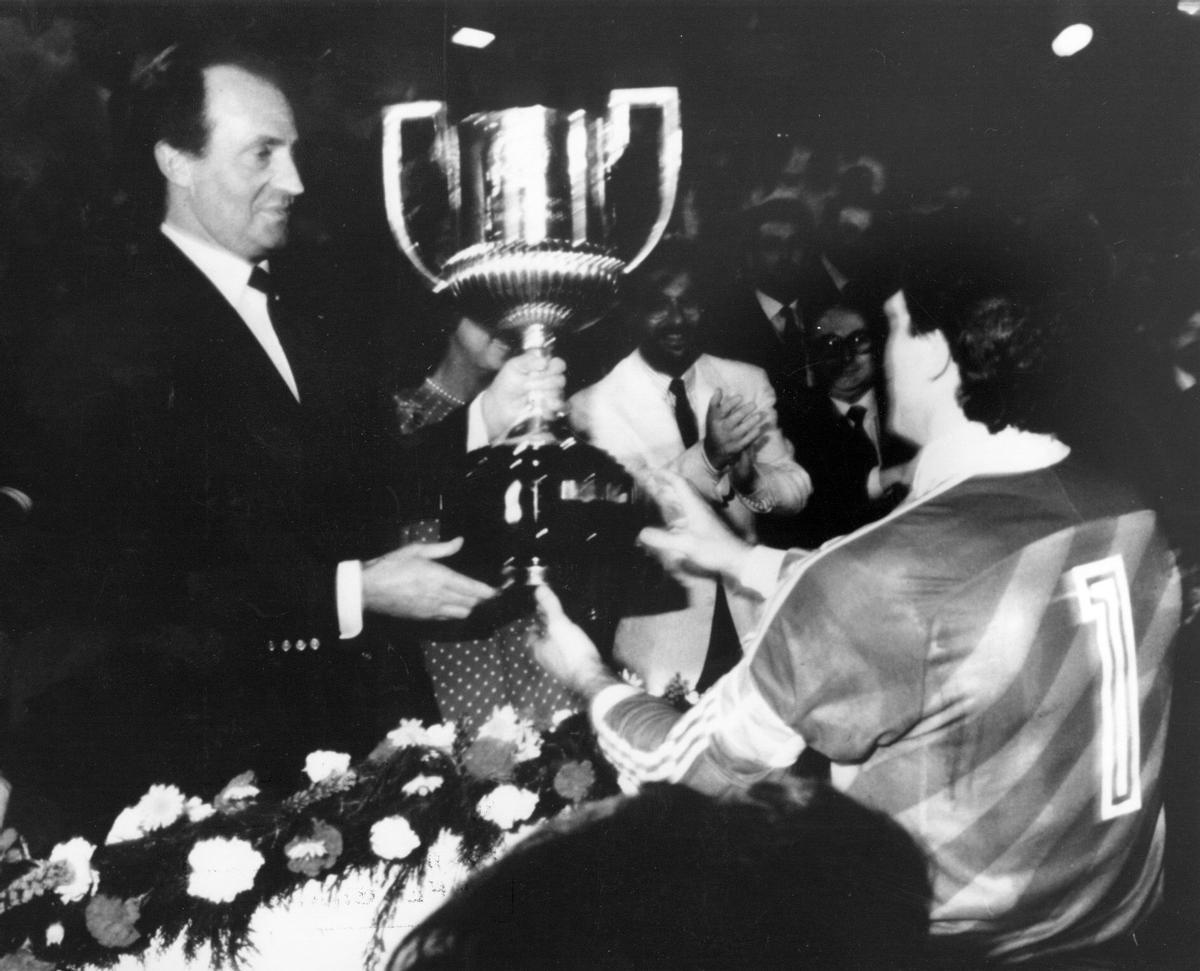 El Rey entrega la Copa a Arconada en el palco de La Romareda.