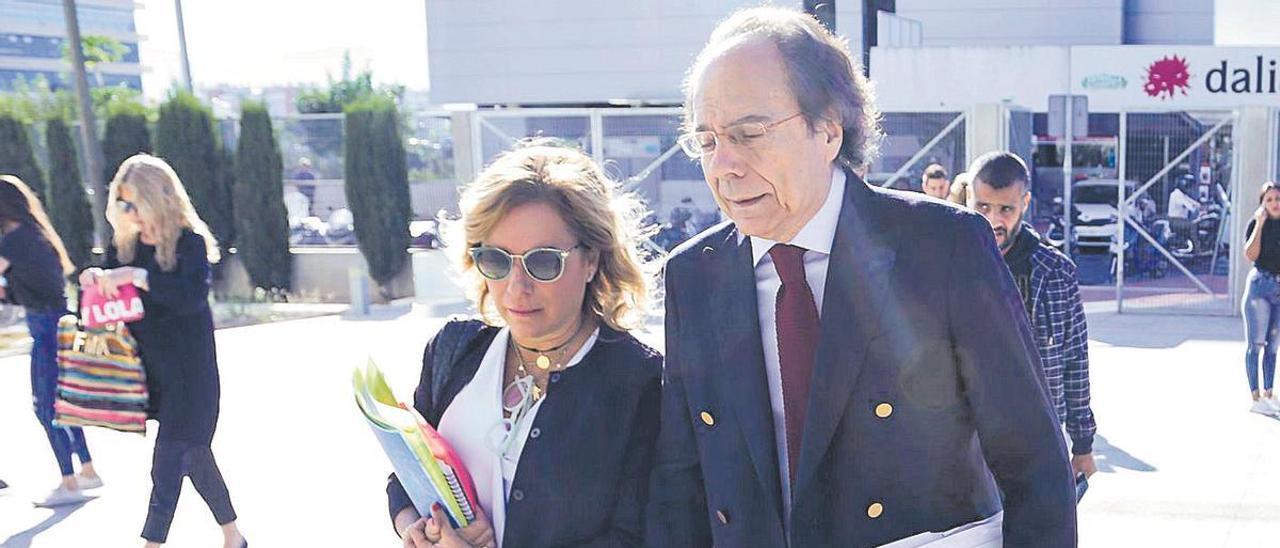 La exconsejera Martínez-Cachá, junto al abogado Aurelio Llanes, antes de declarar ante el juez.