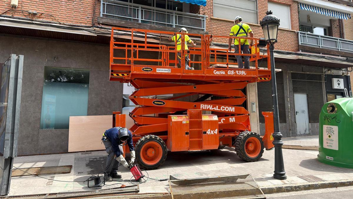 Inicio del montaje de cerramientos y protecciones en la calle Mayor de Paterna para la celebración de la Cordà.