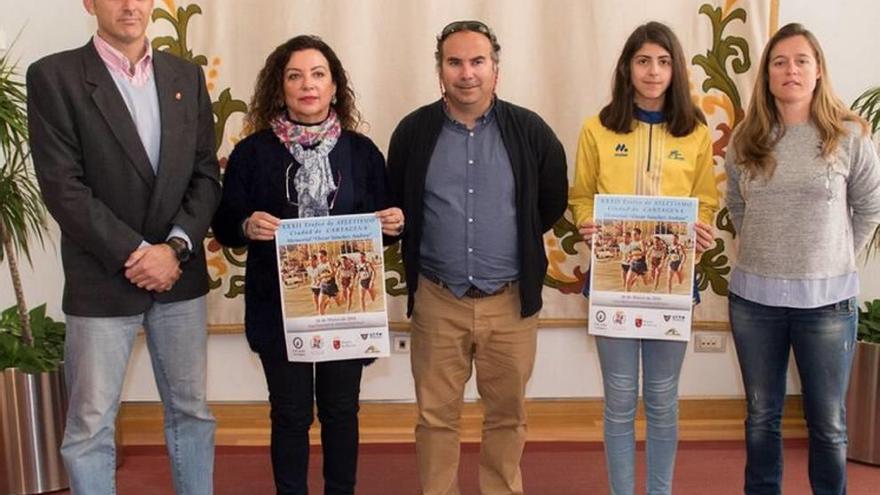 Imagen de la presentación ayer del trofeo.